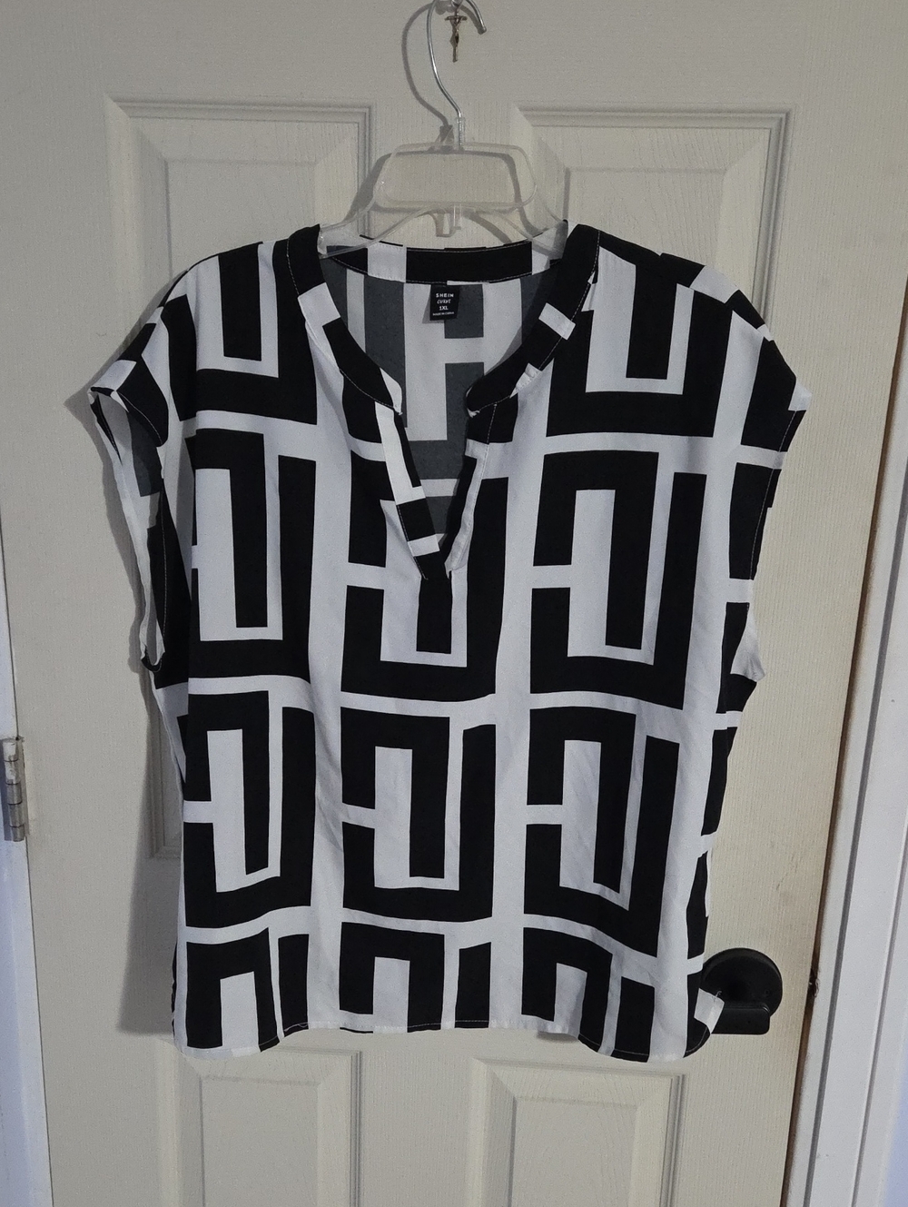 SHEIN Black & White Geometric V-Neck Cap-Sleeve Blouse